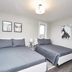 Clifton Hill Hideaway 2b -two Bedroom , Niagara Falls Canada